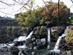 鮎壺の滝。
おおっ、いきなり出現！正にいきなりでした。住宅街の細い道を進んで行くと、突き当たりが公園のようになっていて、その向こう側がこの景色。
道が細くて、車を停めておけません(駐車場は滝の反対側でした)。

ココスではドリンクバーを注文したのだから、ゆっくりして居れば良かったのですが、周りの客が席を移動してしまうくらい騒がしい親子連れ2組が居て、PHOらも早々に退散しました