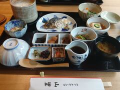 翌朝はラウンジで食事ができないのでレストランへ。
山里という和食のお店へ。
和の朝食をいただきます。朝がゆをいただきました。