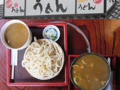 昼食を群馬よりにしたら宿への到着予定時間が早すぎる･･･。
時間つぶしに近隣のイオンに立ち寄ると、待ってましたと言わんばかりに
連れの靴が壊れる･･･。　ちょうどセール中で良かった。

「六助うどん」

カレーうどん（つけ）中盛　750円
カレーうどん（かけ）少盛　650円