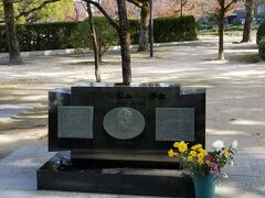 平和記念公園につきました
初めてなので色々見て回ります
まず目についたのが「マルセル・ジュノー博士記念碑」
（すべて説明は広島市のHPからお借りしています）
「1945年8月9日、赤十字国際委員会の駐日主席代表として来日　
　広島の原爆被災の惨状を聞くや直ちに占領軍総司令部へ行き
　ヒロシマ救援を強く要請
　9月8日調達した大量15屯の医薬品と共に廃墟の市街へ入り
　惨禍の実情を踏査　自らも被爆市民の治療にあたる
　博士の尽力でもたらされた医薬品は市内各救護所へ配布　
　数知れぬ被爆者を救う　
　博士の人道的行為に感謝し　
　国際赤十字のヒューマニズムを讃え永く記念してこれを建てる」
裏面の碑文
「無数の叫びがあなたたちの助けを求めている」
マルセル・ジュノー博士（Dr. Marcel Junod）1904～1961
「スイスの医学者。1945（昭和20）年8月9日、
　赤十字国際委員会の駐日主席代表として来日した博士の当初の目的は、
　連合軍捕虜などの動静を調査することでした。
　しかし、原爆被害の惨状を知ると
　直ちに連合国最高司令官総司令部へ救援を要請し、
　調達した医薬品を持って9月8日に広島入りしました。
　現地では、被害調査に当たるとともに自らも治療に携わりました。」

こんな素晴らしい人がいたなんで知りませんでした
もっと早く原爆被害について勉強したかったです