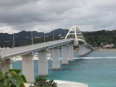 17：00　瀬底島の「瀬底大橋」を瀬底ビーチから見上げます