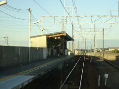 西尾口駅。急行電車は通過。