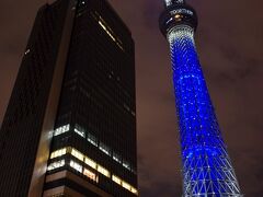 押上駅から地上に上がると目の前に巨大なスカイツリー。