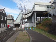 ここは仙石線の西塩釜駅。
橋上駅舎から歩道へのアプローチが塩釜線を跨いでいたのが分かる。実は、この駅の近くにも親戚が住んでいて、よく通った。73系の仙石線でこの駅で降りるとDD13が貨物牽いて走って来たのを覚えている。
なんの偶然かわからんがAkr親族は塩釜線沿線に縁があるのだ(笑)