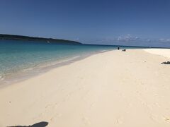 白い砂で綺麗なビーチ。コロナで中国からの観光客はいないです。