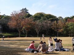 １９＜浜松城公園＞
と思ったら、親子がお城を眺めながら楽しそうにピクニック。
なんだか、和む風景でした。