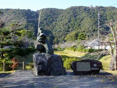 錦帯橋を渡ると佐々木小次郎の像がありました。
巌流島の宮本武蔵との決闘で有名な小次郎ですが。
それ以外の事は知らないですが、毛利家に仕えるていたので
岩国に銅像があるのかな。
