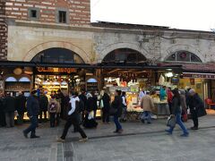 外には場外市場のような食品街があります。こちらの方が庶民の顔が見えますね。