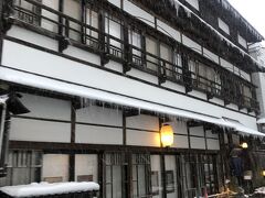 再び温泉街。丸屋旅館のクラシックな建物。