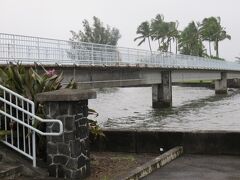 ヒロの町にある癒しの島ココナツアイランド（モクオラ）へ。
島へは橋を歩いて行くことができます。