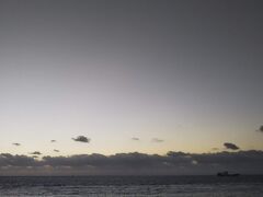 朝は朝日が見えるというリゾート近くのアイヤル浜に行ってみるも、2日とも雲が多くてみられず残念。
