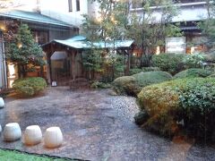 　山代温泉瑠璃光に宿泊しています。

　庭園の先、屋根のある所で「足湯」が出来ます。