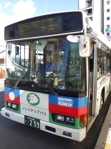 伊豆箱根バス<br />沼津御用邸記念公園の往来に利用。