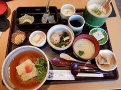 京都に来ましたって感じですね(^▽^)/　観光客向けメニュー、観光地価格ですが、結構量があるので、満腹　
あんかけ丼少な目で、湯豆腐もついてる御膳があると嬉しいな　色々と食べたいじゃないですかね