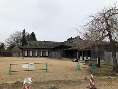 木橋を渡って本丸の東門から入り、入場料（博物館との共通券で400円、本丸だけなら250円）を払って、本丸内に入ります。根城は、1334年に南部師行によって築かれ、1627年に当時の城主が遠野市へ移住するまで300年、この地の城主が住みました。昭和16年に国の史跡に指定され、発掘調査に基づいて、平成6年10月に、安土桃山時代の建物が再現されています。写真は領主公館である主殿です。