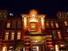 今年は通常のライトアップの東京駅赤レンガ駅舎。