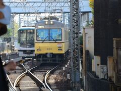 びわ湖浜大津駅で坂本比叡山口行きに乗換。
右のチンチン電車に乗ります。
左がさっき乗って来た、地下鉄から来た電車です。