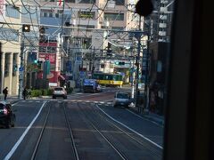 上栄町を過ぎると、いきなり路面電車になります。
地下鉄から出て来た4両の電車が道路を走るのは日本ではここだけとか。
時速20キロのノロノロ運転で、道路信号に従って走ります。
20キロって、、岡山市電よりも遅いね(/・_・＼)