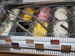 最後に道の駅　米沢に寄ってラフランスの相場を見に来ました

お米のアイスクリームが食べたかったので購入
