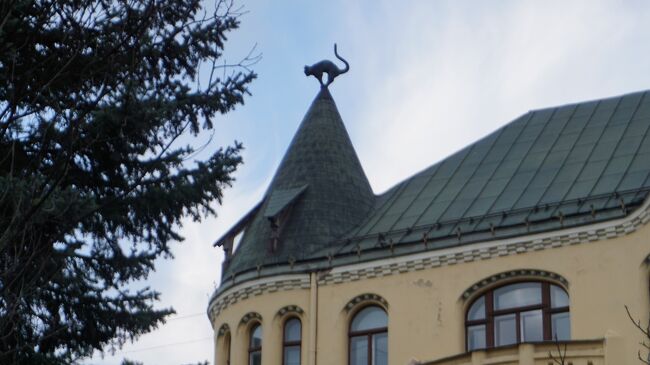 猫の家<br />裕福なラトビア商人が大ギルトへの入会を断られ、大ギルドの会館に尻尾を向けた猫を自宅の屋根に設置した。<br /><br />