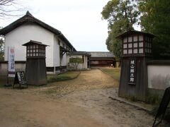 しばらく登るとゆるやかな坂道と合流して天守閣へと向かうルートになりますが、合流地点から１分ほど逆走していくと城山郷土館がありますので寄ってみます。