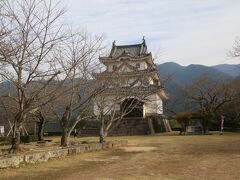 宇和島城は現存天守の１つで独立三層型の天守を持っています。元々は今治城と同じ築城の天才藤堂高虎によって建てられ、寛文年間に修理という名目で立て直されています。元々は複合三層天守だったそうです。