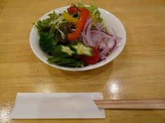 この日は、JR奈良駅の奈良のうまいものプラザで、夕食をいただきました。こちらは、カツカレーに付属のサラダ。