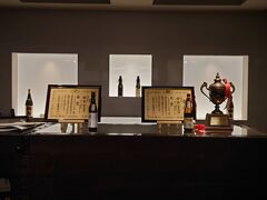 「鍋島」の、富久千代酒造さんの蔵の跡も見せて頂きました。
今は、近くの工場で作っているそうです。

写真は11月の36ぷらす3で下車した時の写真。
世界の品評会で金賞を受賞した「鍋島」とトロフィーが展示してありました。

かの有名な銘酒が、あまり有名とは言えないこういう田舎の町から世界に打って出たなんて、凄い！！　実に胸のすく話ですね！！