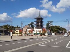 総本山善通寺の五重塔が見えてきました。
善通寺は弘法大師様の生誕の地ですし
四国八十八箇所霊場の第七十五番ですから
有名な観光スポットです。
でも駐車場はコロナの影響からかがらがらでした。