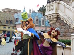 １１：３５

シンデレラ城の裏手にまわるとピノキオファミリーがいました。

ギデオンの名前が全然思い出せなかったけど（笑）、一生懸命ポーズ取ってくれました！

ファウルフェローはこの後こっち向いてくれました♪