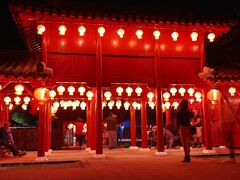 ランタンが灯り、古風な琉球家屋と相まって幻想的でノスタルジックな雰囲気です。
本日は観光客も結構いました。