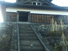 城の入口。

丸岡城は織田信長が柴田勝家に越前を与え、築城を命じて作られた城です。
勝家のおい柴田勝豊が１５７５年（天正１５年）に築きました。