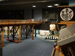 常設展示室に入ってまず目に入るのが、江戸時代に架けられた「日本橋」の復元模型。存在感たっぷりのこの模型は、実際の江戸時代の橋と同じ木造で、幅も原寸大で再現されています。