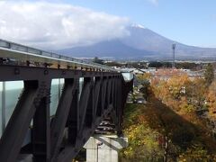 富士山
アウトレットモール間の橋と富士山。
今回、ここで富士山を辛うじて見られた。