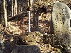 「琵琶峠頂上の馬頭様」8:24通過。
このあたりが峠の頂上のようです。このあと下りの石畳道になります。