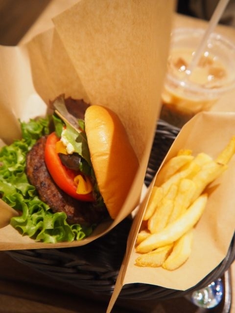 CAFE 山と海と太陽 アスティ静岡店<br />初めて訪れる店なのに何となく見覚えがあるなと思っていたら、「山（Mountain）」「海（Ocean）」「太陽（Sun）」でMOSになると気付いた。<br />ようするに、モスバーガーの新形態らしい。