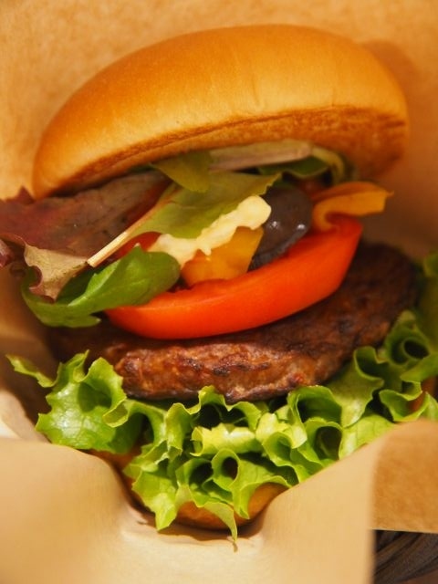 CAFE 山と海と太陽 アスティ静岡店<br />提供されるバーガーも、モスっぽい。