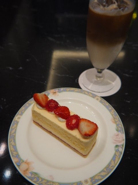 ホテルアソシア静岡のロビーラウンジ・シーナリー<br />ケーキセット。<br />ここでGoToクーポンを使い切った。