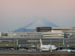 おはようございます。
冬の羽田は天気がよいことが多くって好きです。

今回はJALパックで出雲空港往復＋ホテル：17,700円
　（地域クーポン4,000円付きます）
GOTO様様ですよ。

自宅の上空を通って、あっという間に雪の日本海側へ。
偏西風が強く、到着がちょいと遅れましたが、地方の空港だとバスはちゃんと待っててくれるので安心ですよネ◎