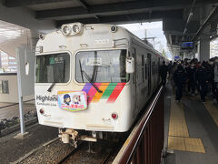 松本駅に到着したらそのまま電車を乗り換えます。
長野行です。
長野に行くなら新幹線で行けばいいじゃない！と思うかもしれませんが、目的が松本～長野の道中なのです。