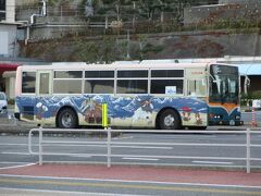 向かいには地元の路線バス。

車体に可愛いペイントが施されていた。