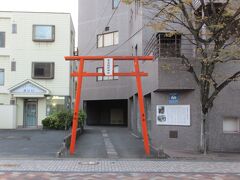 7：32　末広稲荷神社　参拝

こんな街なかに神社？

お社が見えないけど・・・