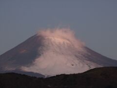 6:00　早朝の富士
日の出が気になり、5時から温泉に行きましたが、真っ暗（笑）
そのうえ寒いので温度も高め…