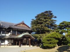 栗林公園に着きました。
文化財庭園では日本最大の広さだということです。
こんなことだったら1日中観光で歩いても良かったかも
しれません。
徳島の2泊を1泊にして高松を３泊にすればよかったのにと
反省しました。
3日間乗り放題のチケットで
また徳島のホテルに帰ることになってしまったからです。
