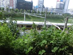 ＪＲ市ヶ谷駅。総武線の黄色い電車が止まっていました。