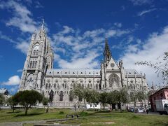 最初に訪れたのはバシリカ教会　旧市街地の入口にあるローマカトリック教会
小高い位置に建ち、そびえ立つ2本の塔がよく目立つキトのシンボル的な存在となっています