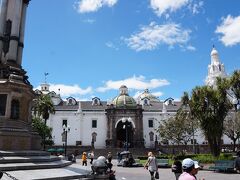 キト大聖堂(Catedral Metropolitana)　1995年にエクアドル大聖堂に昇格　エクアドル初代大統領フローレスと、キト独立運動の中心人物でボリビア初代大統領スクレの棺が納められています