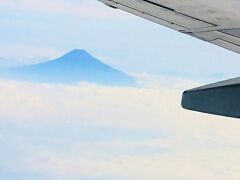 もう少し富士山に近い航路であれば、よく見えるのだが。