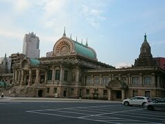 東銀座から築地に向かう途中に強烈な和洋折衷の大きな建物が見え、誰もがその異様な建物に目が行くだろう。まさかお寺とは思わなかった。東京に住んでいたこともあるがこんな立派な寺院があることすらしらなかった。まるで宮殿のような建物の外観に驚きの一言だ。