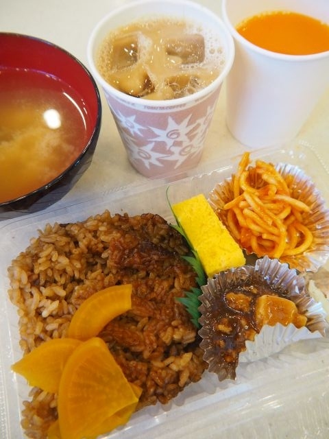 ホテルの朝食。<br />この日は通常というか、パック詰めのものが提供された。<br />客室に持ち帰ってもいいとの事だったが、飲み物が欲しかったので、朝食会場でいただいた。